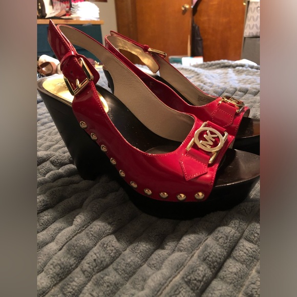 LIKE NEW MICHAEL KORS SLINGBACK WEDGE PATENT LEATHER SANDALS - Picture 10 of 12